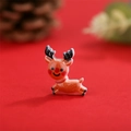 Macro-opname van een miniatuur kerstrendier van hars voor DIY-kerstversiering en knutselen - Schattig Rendier Ornament (18)