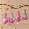 4er-Set rosa Weihnachts-Wichtel-Plüschfiguren hängend an einem festlichen Zweig - 4er-Set / Rosa