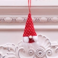 Dettaglio gnomo di Natale con cappello rosso a pois e barba bianca in morbido peluche - Stile a Pois Rossi