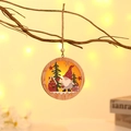 Dettaglio di ciondolo natalizio luminoso in legno con gnomo e corda di canapa - Gnomo con Cappello Rosso Luminoso Stile Tondo
