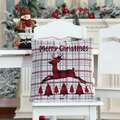 Detail van kerstkussenhoes met rendier, boomsilhouet en rode geruite stof - Hert