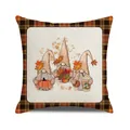 Detail van herfst dwerg kussensloop met oranje geruite rand en linnen textuur - Herfst Kabouters Groep Pompoen (2)