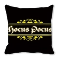 Nahaufnahme der schwarzen Halloween-Kissenhülle mit weißem Hocus Pocus Text und Dekor - Hocus Pocus Magie Stil (ZT360-3)