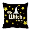 Detail des schwarzen Halloween Kissenbezugs mit weißem Hexenhut und gelben Sternen - The Witch Is In Slogan Stil (ZT360-4)