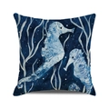 Détail de l'imprimé hippocampe aquarelle sur une housse de coussin carrée bleu marine - 45x45cm / Style Hippocampe Bleu Foncé Algues (7)
