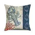 Détail de la housse de coussin avec homard bleu marine et motif de carte océanique - 45x45cm / Style Homard Bleu Foncé et Coquillage (9)