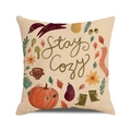 Detalle de funda de cojín de lino con texto Stay Cozy e ilustración otoñal - Stay Cozy Ilustración de Otoño