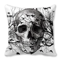 Detail eines Halloween-Kissenbezugs mit gotischem Totenkopf, Ästen und Raben-Motiv - Gothik-Schädel-Krähe-Stil (7)