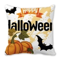Detail eines Halloween Kissenbezugs mit Aquarell-Kürbissen, Fledermäusen und Textdruck - Spritzer-Kürbis-Fledermaus-Stil (8)