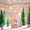 Rustikales Weihnachtsschild aus Holz mit Ausschnitt und Schneemann für festliche Türdeko - Schneemann
