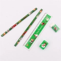 Detailweergave van kerst stationery set met potloden, liniaal en vrolijke gummen - Groen