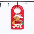 Dettaglio appendiporta natalizio in feltro rosso con orsetto e lettere JOY in legno - Stile orso