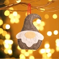 Gnomo di Natale nordico in feltro grigio con ricami appeso a un ramo di albero - Grigio