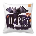 Detail der weichen Kissenhülle mit süßem Fledermaus-Motiv und Halloween-Schriftzug - Cartoon-Fledermaus-Herbstlaub-Stil (19)