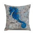 Housse de coussin carrée avec un hippocampe bleu à l'aquarelle sur fond sableux texturé - 45x45cm / Style Hippocampe Bleu Exquis (28)