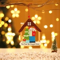 Ornamento natalizio in legno a forma di casa con tema pandemia su rami dorati con bokeh - Stile Famiglia Due Persone
