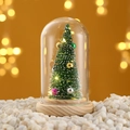 Mini-Weihnachtsbaum in Glaskuppel mit LED-Licht und Holzsockel auf Schneedecke - Grüner Baum Stil