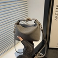 Borsa a secchiello grigia opaca minimalista con chiusura dorata e tracolla rimovibile - Grigio