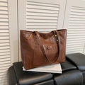 Dunkelbraune Shopper-Tasche mit Krokodilprägung, Vordertasche und Metallnieten - Braun