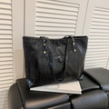 Schwarze Tragetasche mit Krokodilprägung und eleganten goldenen Nieten für Damen - Schwarz