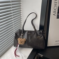 Borsa tote marrone scuro opaca con ciondolo a forma di orsetto e logo alla moda - Con Ciondolo / Marrone