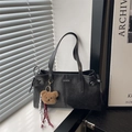 Borsa tote in pelle nera opaca con coulisse laterali e ciondolo orsetto di peluche marrone - Con Ciondolo / Nero