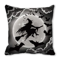 Nahaufnahme der Halloween-Kissenhülle mit Hexen-Silhouette, die über den Vollmond fliegt - 45x45cm / Schwarz Weiß Papierschnitt Hexe Mond Stil (1)