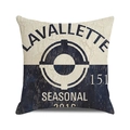 Quadratischer nautischer Kissenbezug mit marineblauen Streifen und Vintage-Anker-Emblem - Maritime Color Block Style