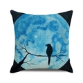 Detalle del cojín con estampado artístico de luna azul y silueta de pájaros negros - 45x45 cm / Pájaros y Ramas Bajo la Luna (37)