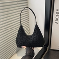 Minimalistische Hobo-Schultertasche mit schwarzem Leopardenmuster und Samt-Struktur - Schwarz