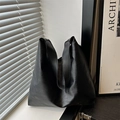 Bolso hobo minimalista de cuero negro mate con gran capacidad y correa ancha - Negro