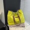 Borsa tote in camoscio giallo fluo con manici in pelle marrone e catena d'argento - Giallo