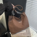 Borsa tote in velluto a coste marrone con tracolla a catena ed etichetta Creative Cat - Marrone