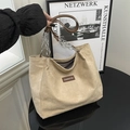 Borsa tote minimalista in velluto a coste beige da donna con tracolla a catena e logo - Cachi