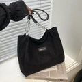 Borsa tote nera minimalista con catena argento e dettaglio patch Creative Cat - Nero