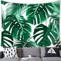 Wandteppich mit tropischen Monstera-Blättern über einem modernen Sofa für Zuhause - Pfirsichhaut / Tropischer Grünpflanzen-Stil (1) / M