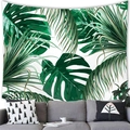 Detailansicht eines Wandteppichs mit tropischen Monstera-Blättern an einer weißen Wand - Pfirsichhaut / Tropischer Breitblatt-Stil (2) / M