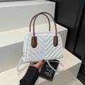 Borsa a conchiglia bianca trapuntata a V con manici marroni e dettagli dorati - Bianco