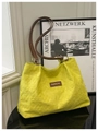 Vista dettagliata della borsa tote trapuntata gialla con manici marroni, borsa elegante. - senza ciondolo / verde-giallo
