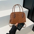 Borsa a mano Boston in ecopelle marrone trapuntata con cuciture a V e doppi manici - Marrone