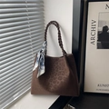 Borsa tote leopardata vintage con tracolla intrecciata e foulard in seta alla luce - Marrone