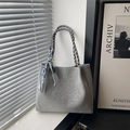 Grande borsa tote grigia leopardata con manici intrecciati e foulard decorativo sul davanzale - Grigio