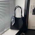 Borsa tote nera con goffratura leopardata, manici intrecciati e foulard di seta chic - Nero