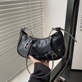 Bolso de hombro media luna retro en cuero sintético negro con hebillas plateadas moto - Negro