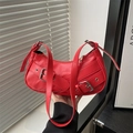 Bolso de hombro rojo vibrante en forma de medialuna con hebillas plateadas mate - Rojo