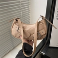 Bolso de hombro beige tipo media luna con correas decorativas y hebillas metálicas - Caqui