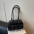Bolso de charol negro brillante estilo ballet con lazos y correas delgadas - Negro