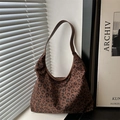 Grande borsa tote retrò con stampa leopardata e tracolla in pelle in stile scamosciato - Leopardo Caffè
