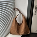 Borsa hobo in pelle scamosciata marrone con tracolla minimalista per l'autunno - Marrone