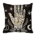 Vierkant zwart sierkussen met chiromantie symbolen en astrologische patronen - Occulte Handlijnkunde (1)